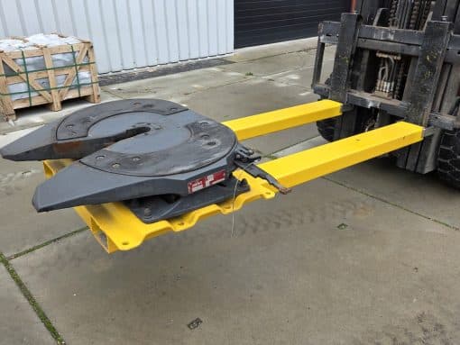 JOST JSK37C koppelschotel op een stalen heftruckframe voor heftruckgebruik