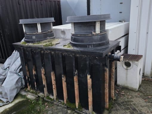 Kunststof vetafscheider met slibvang – incl. 2 gietijzeren putdeksels